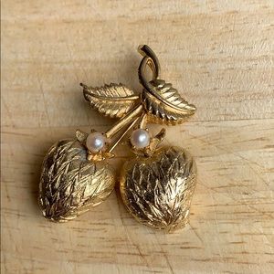 Vintage Strawberry Brooch BROOKS pin fruit gold